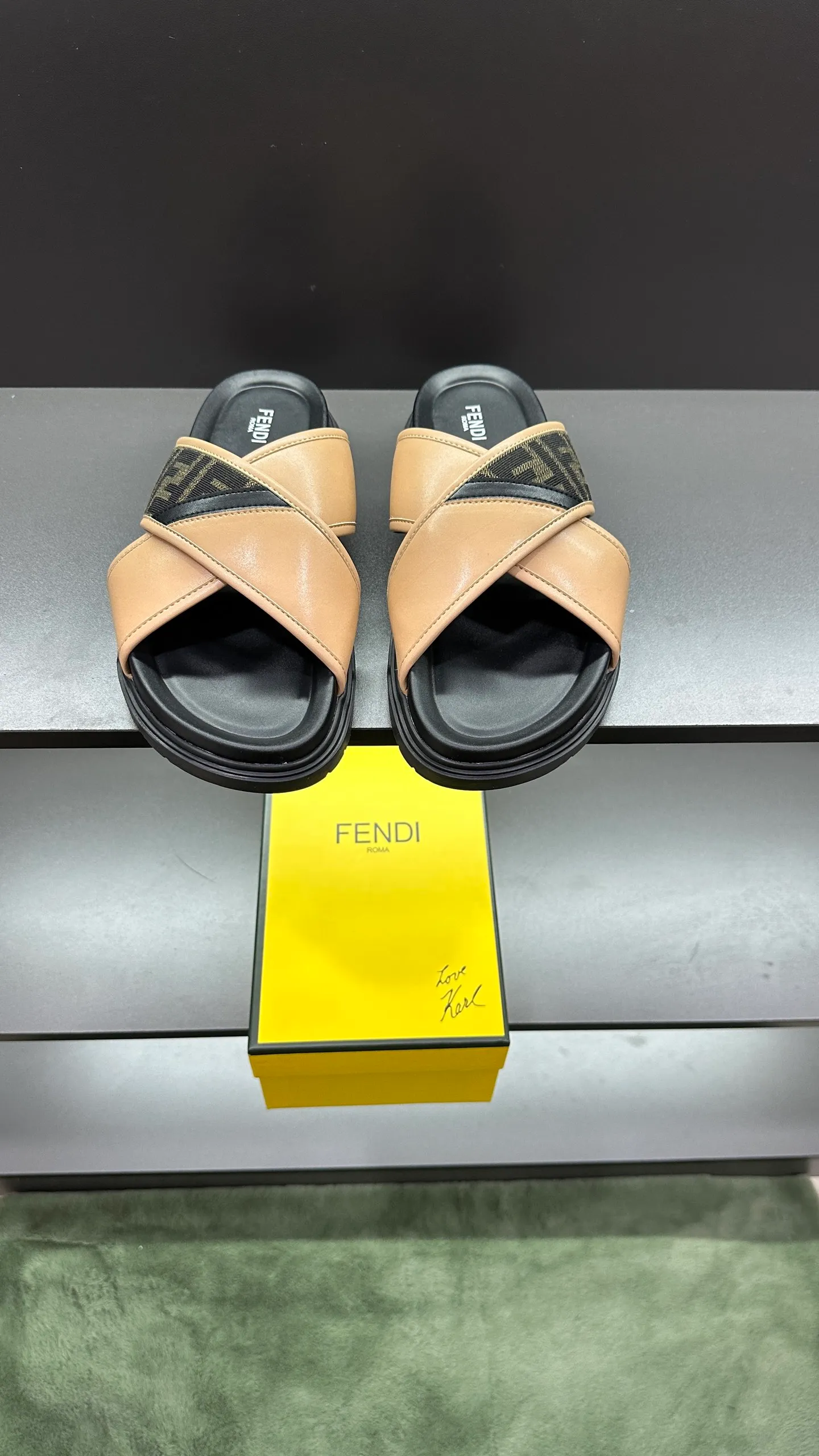 P300 [Fendi Slippers] High-end men's shoes brand, official website 1:1 latest masterpiece: original mold customization, fabrics made of imported original materials, upgraded outsole, lighter and non-slip. The market's top quality, simple yet tasteful, a must-have for fashionistas, fashionable at your feet, full of confidence, the same style at the counter 👍The season of summer slippers is here. Code: 38-45, 46 order